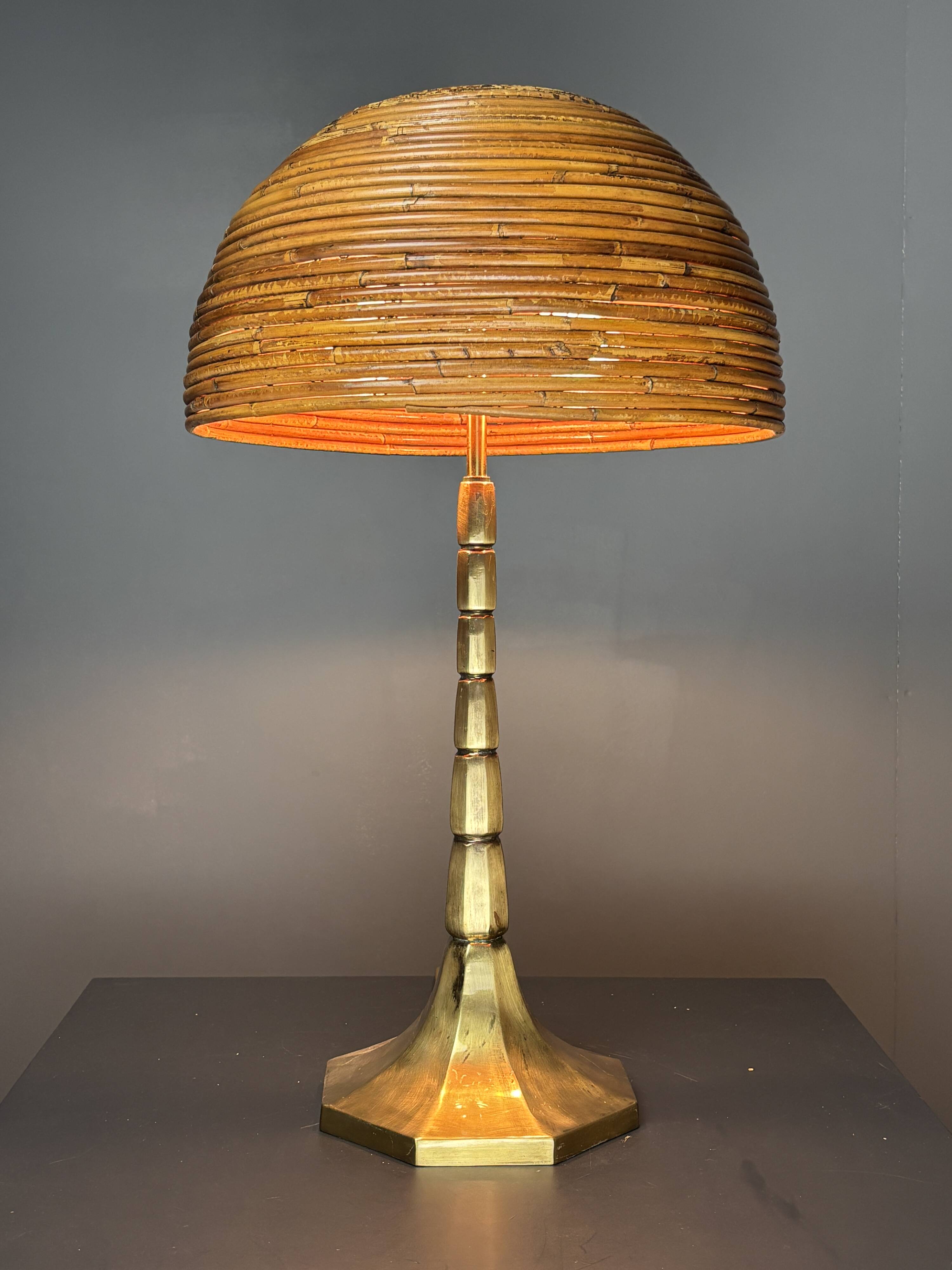 Lampe de table en rattan, bambou et laiton à tige en crayon du milieu du siècle. Années 1970.