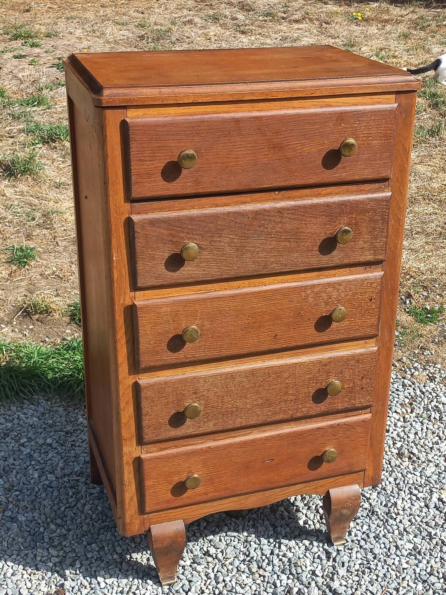 Vintage oak chest of drawers with 5 drawers from the 1950s.