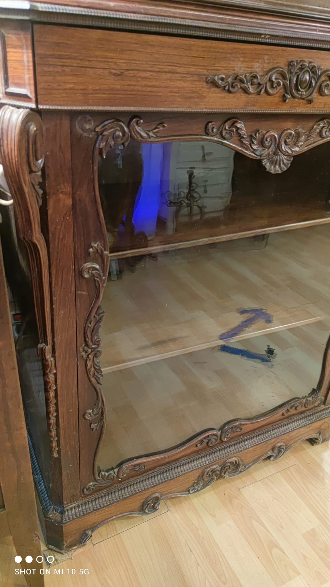 Two-part cabinet, recessed and with a glass-fronted display case, in Indian rosewood, circa 1850/60
