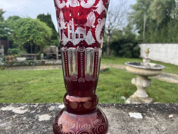 Vase cristal overlay rouge rubis grave decor chateau paons - style Boheme