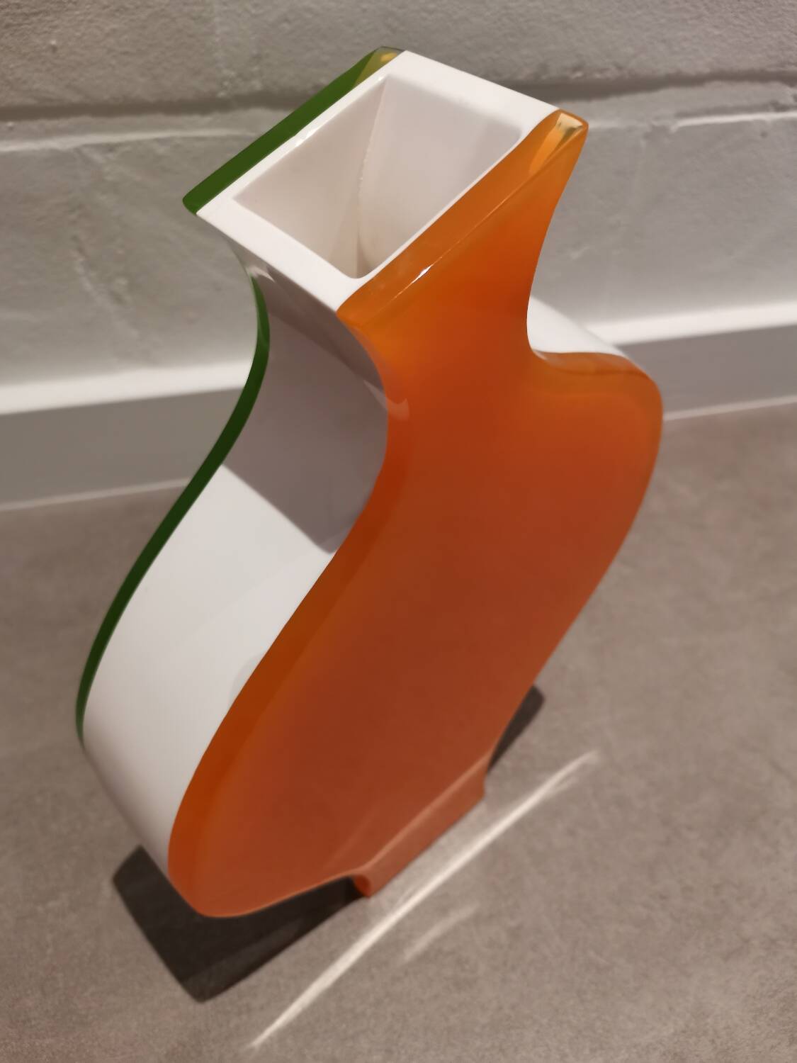 Vase design Villeroy & Boch – années 1990, plexiglas multicolore (orange,