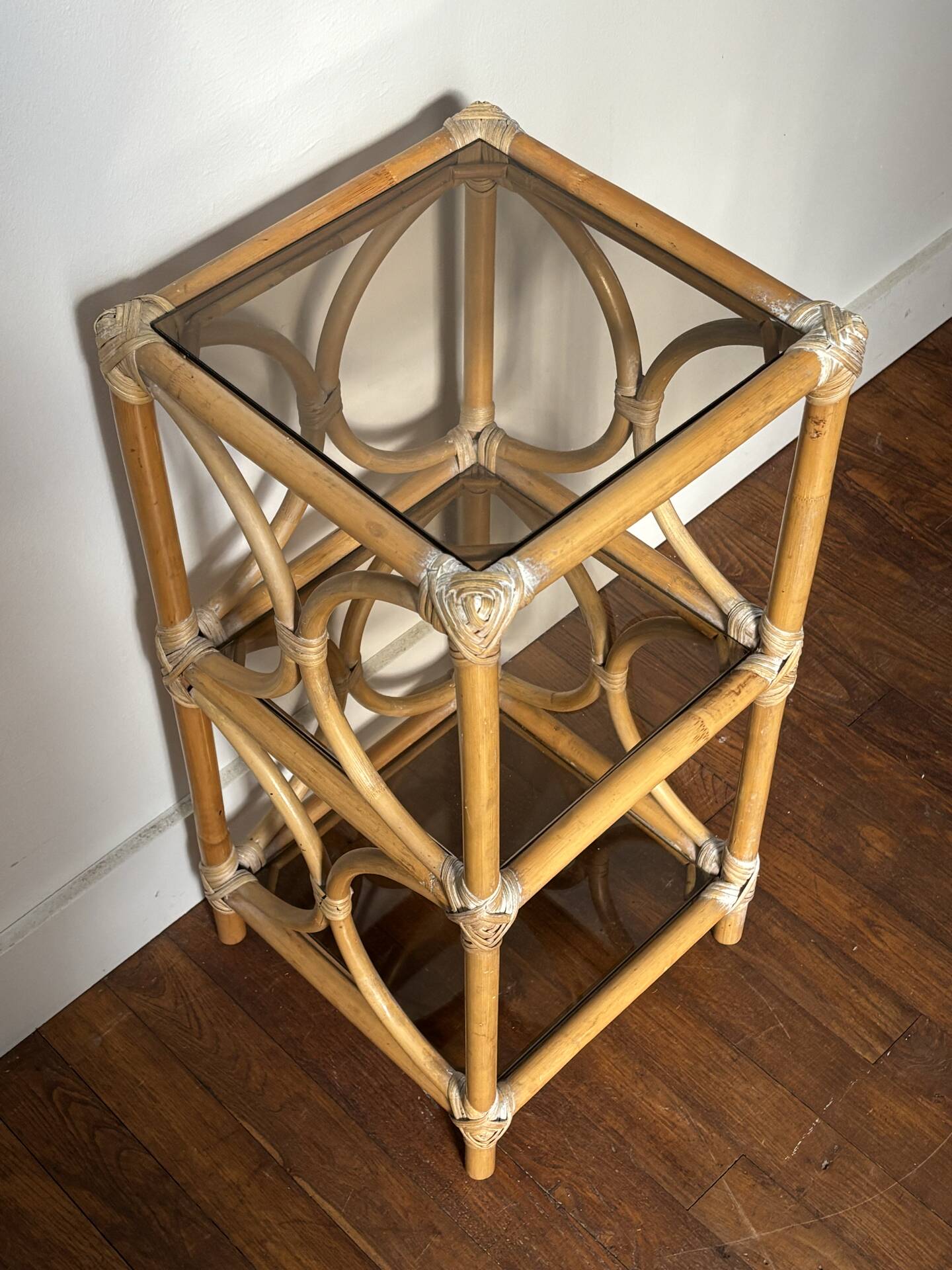 Etagère en rotin et verre