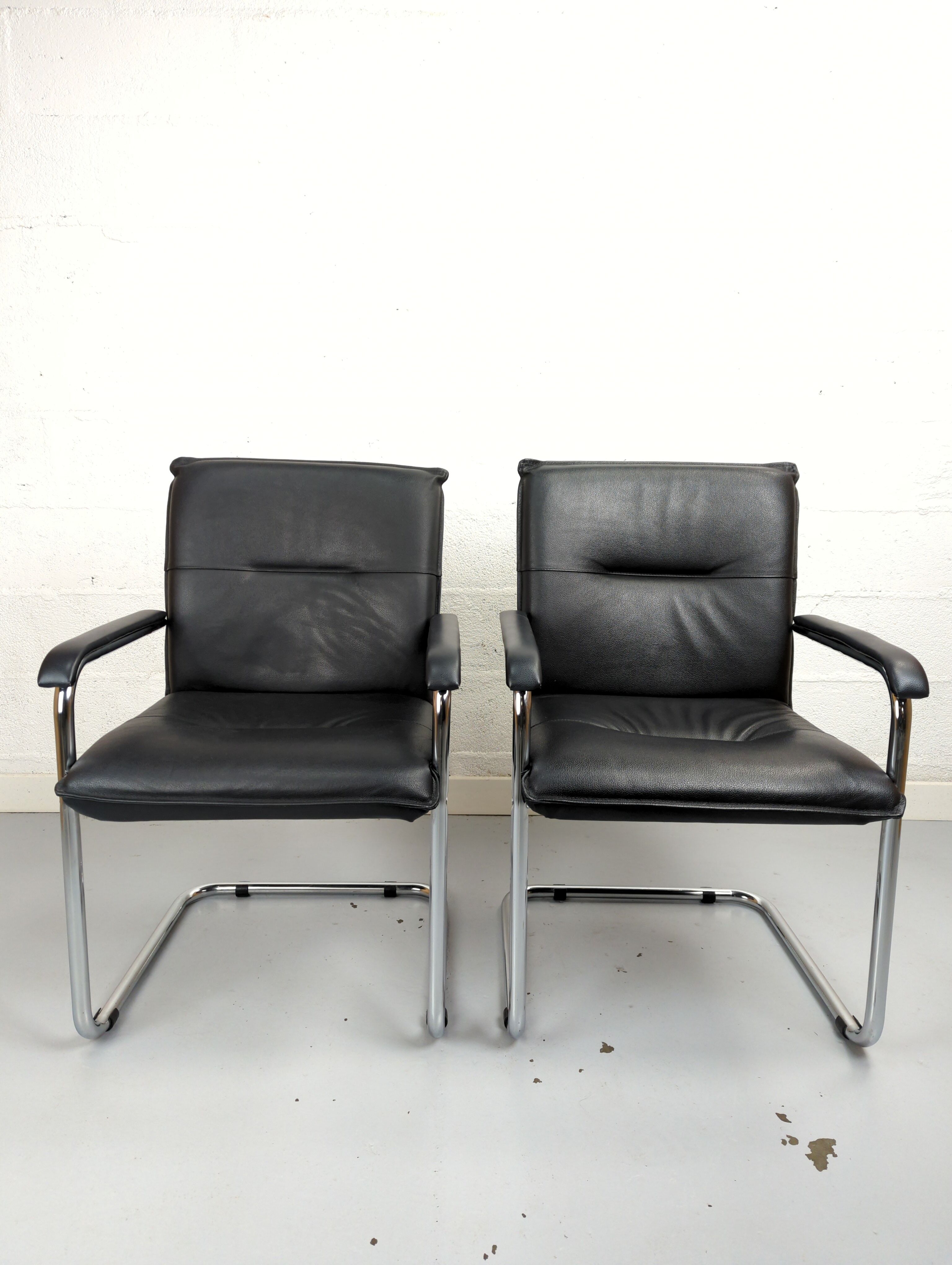Paire de fauteuils de bureau cuir et structure tubulaire chromé