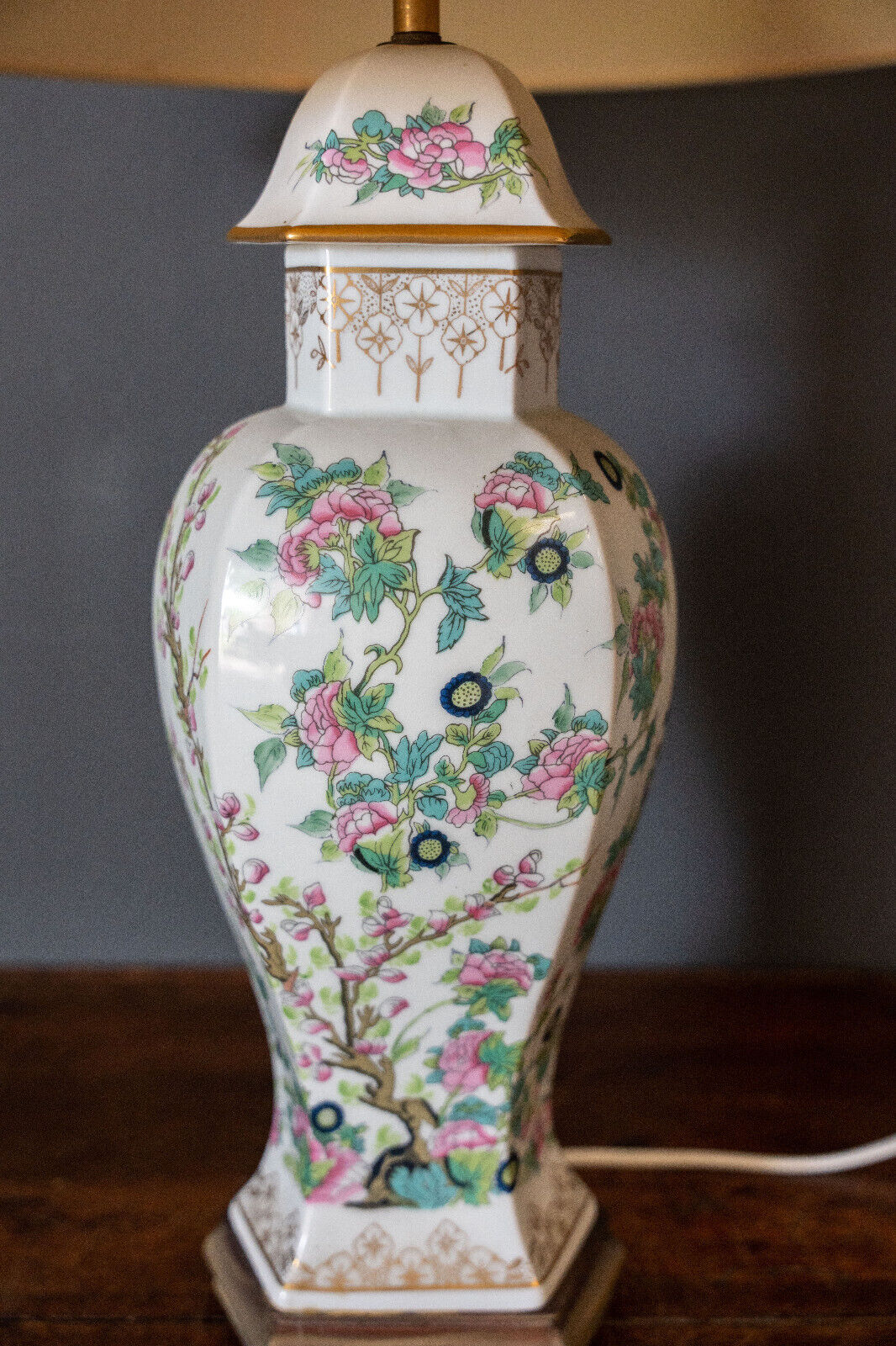 Chinese porcelain lamp mid-twentieth floral decoration wood support