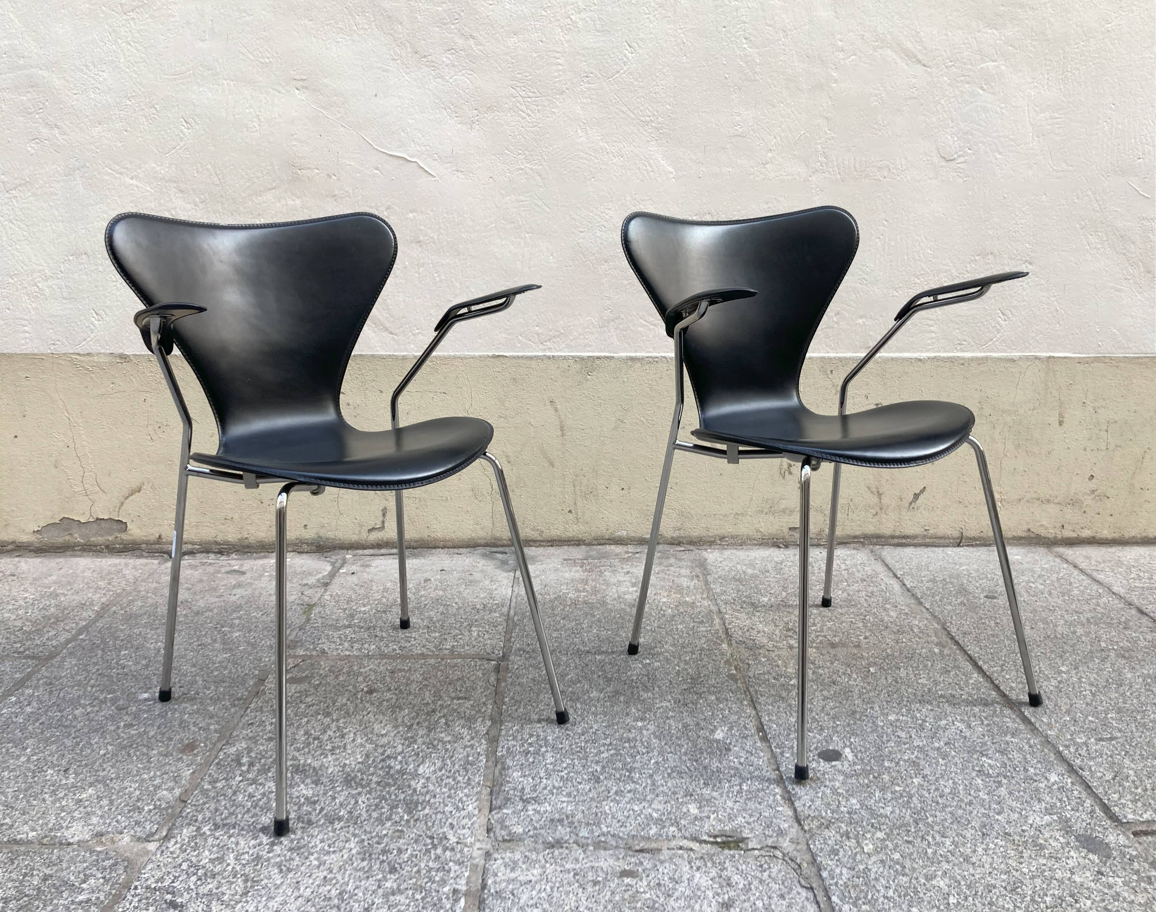 Pair of Arne Jacobsen series 7 chairs in black leather