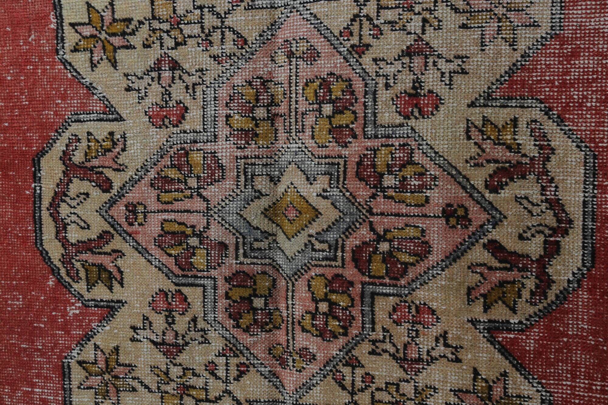 Vintage Turkish rug in beige and red with oriental design, 135 × 210 cm