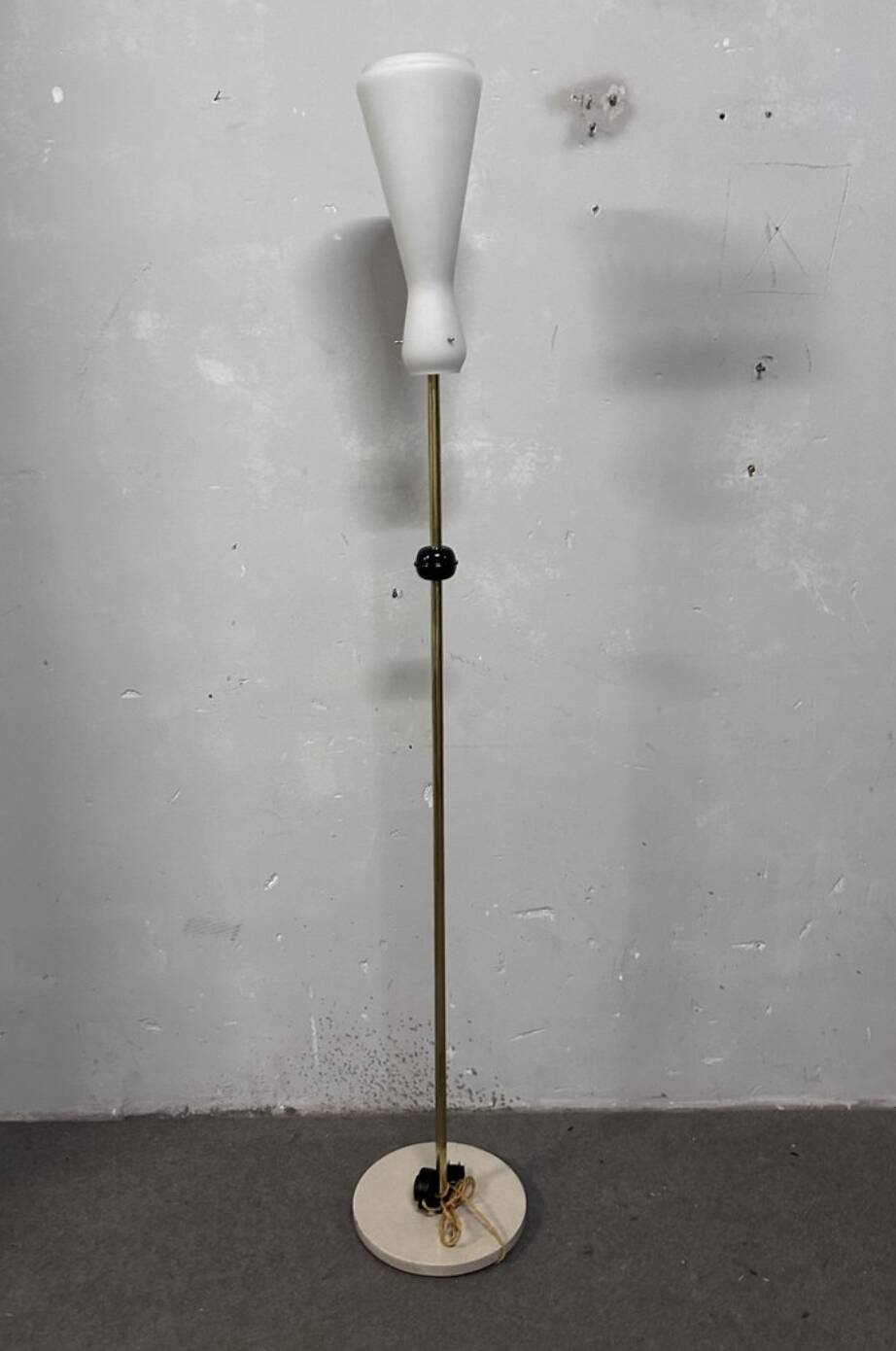 Lampada da terra in ottone e vetro