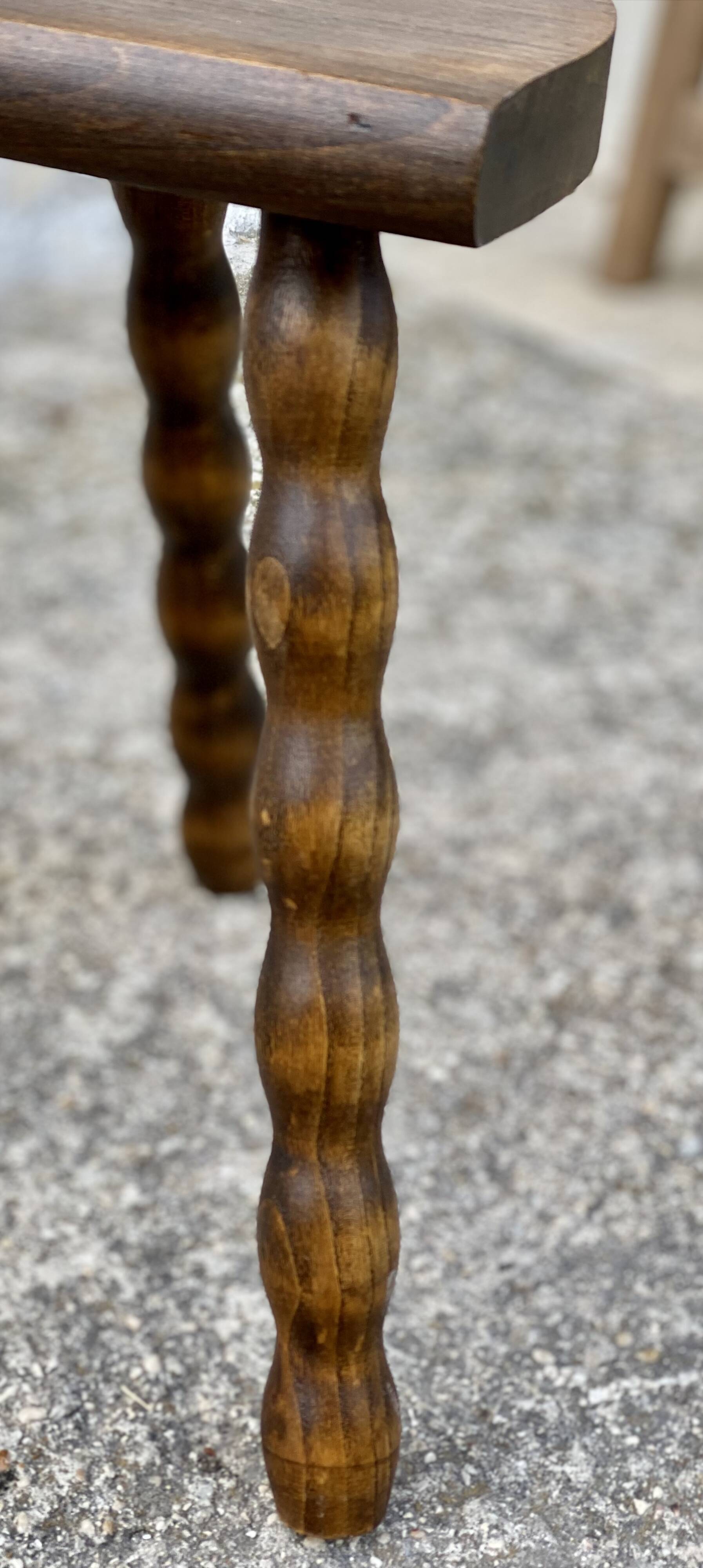 Tabouret tripode demi-lune vintage 1950