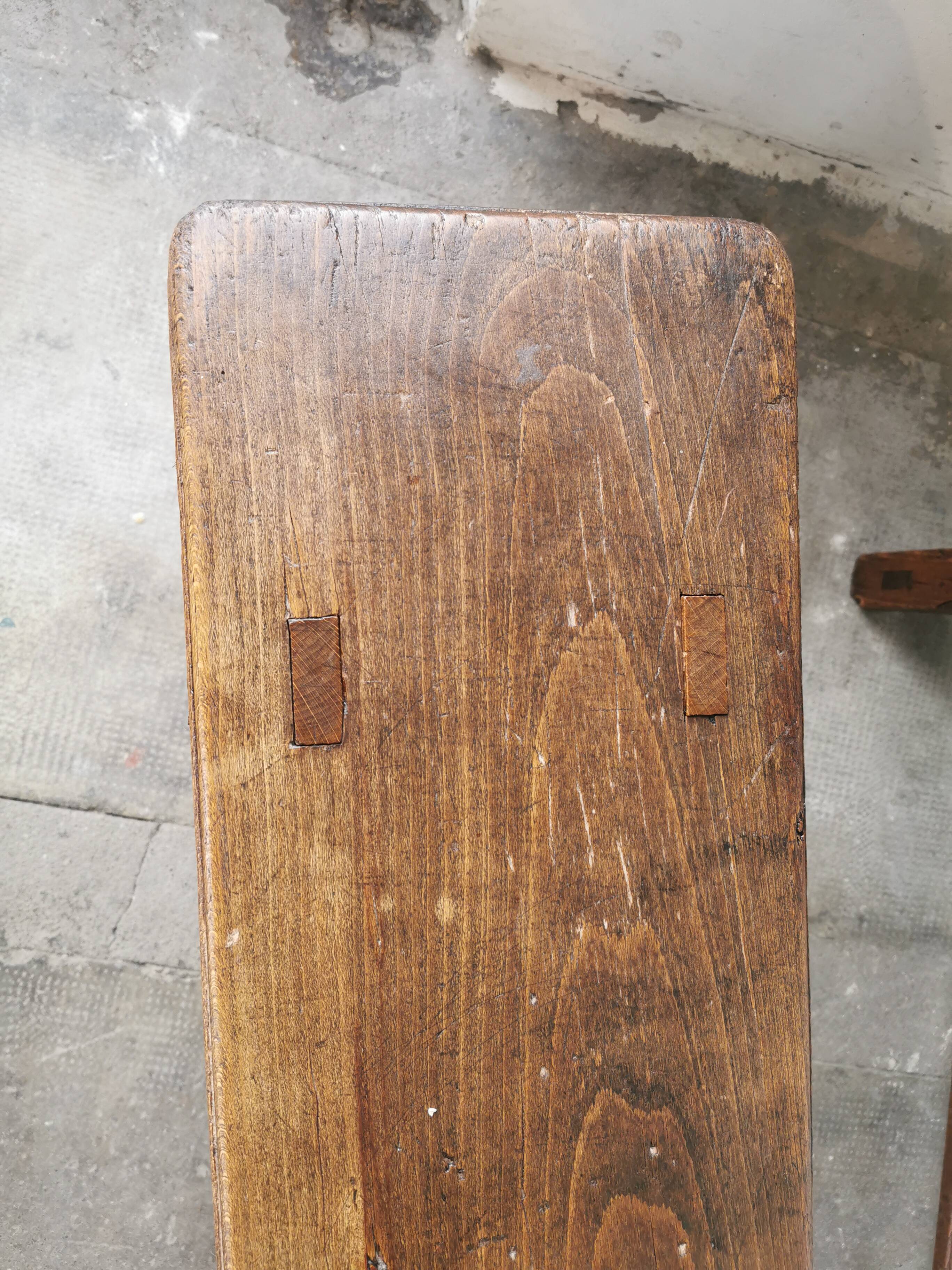 Paire de bancs anciens en chêne