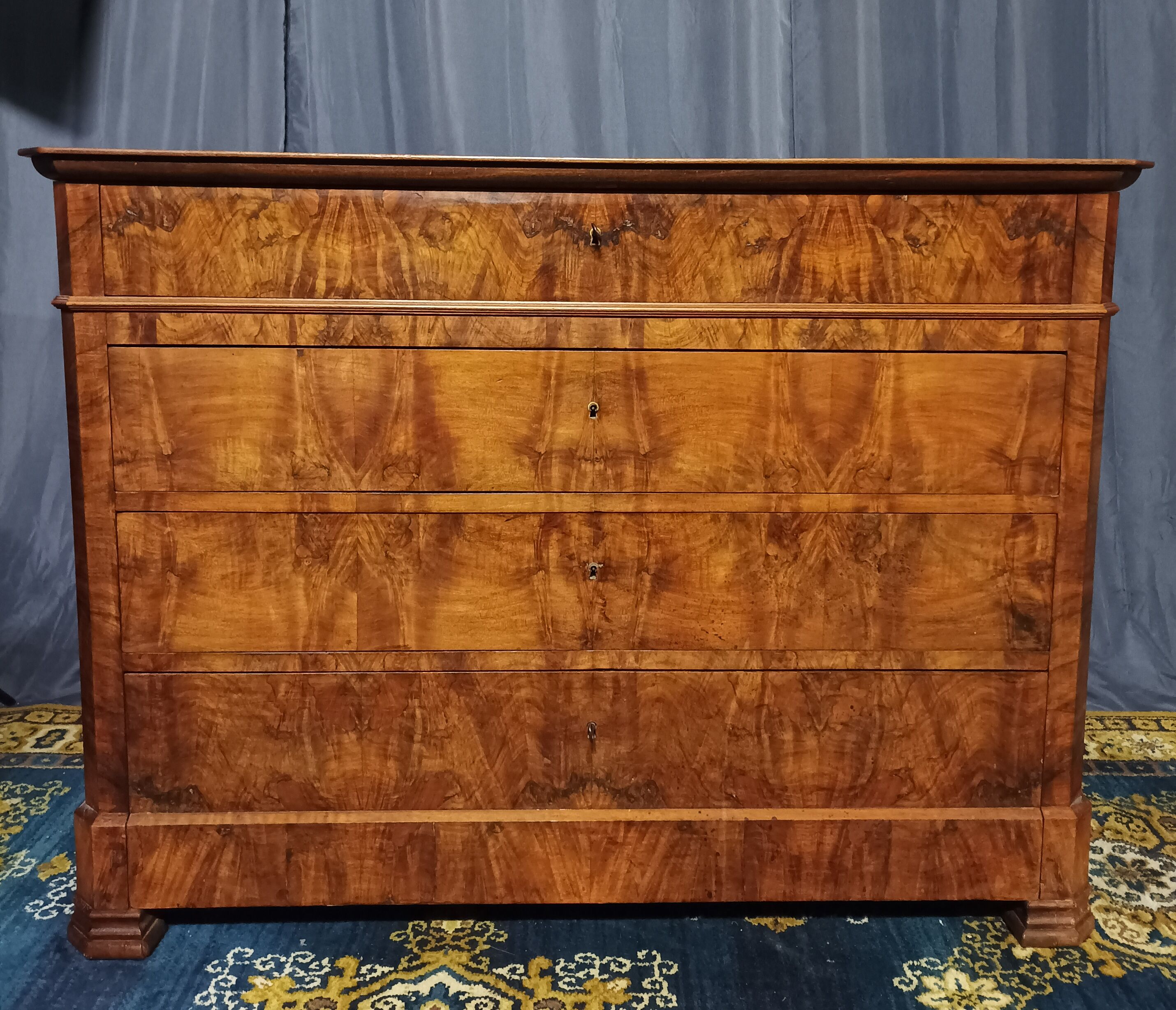 Commode Louis Philippe en ronce de noyer XIXème