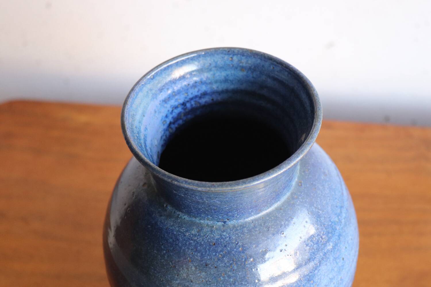 Grand vase en grès émaillé bleu – signé