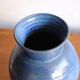 Grand vase en grès émaillé bleu – signé
