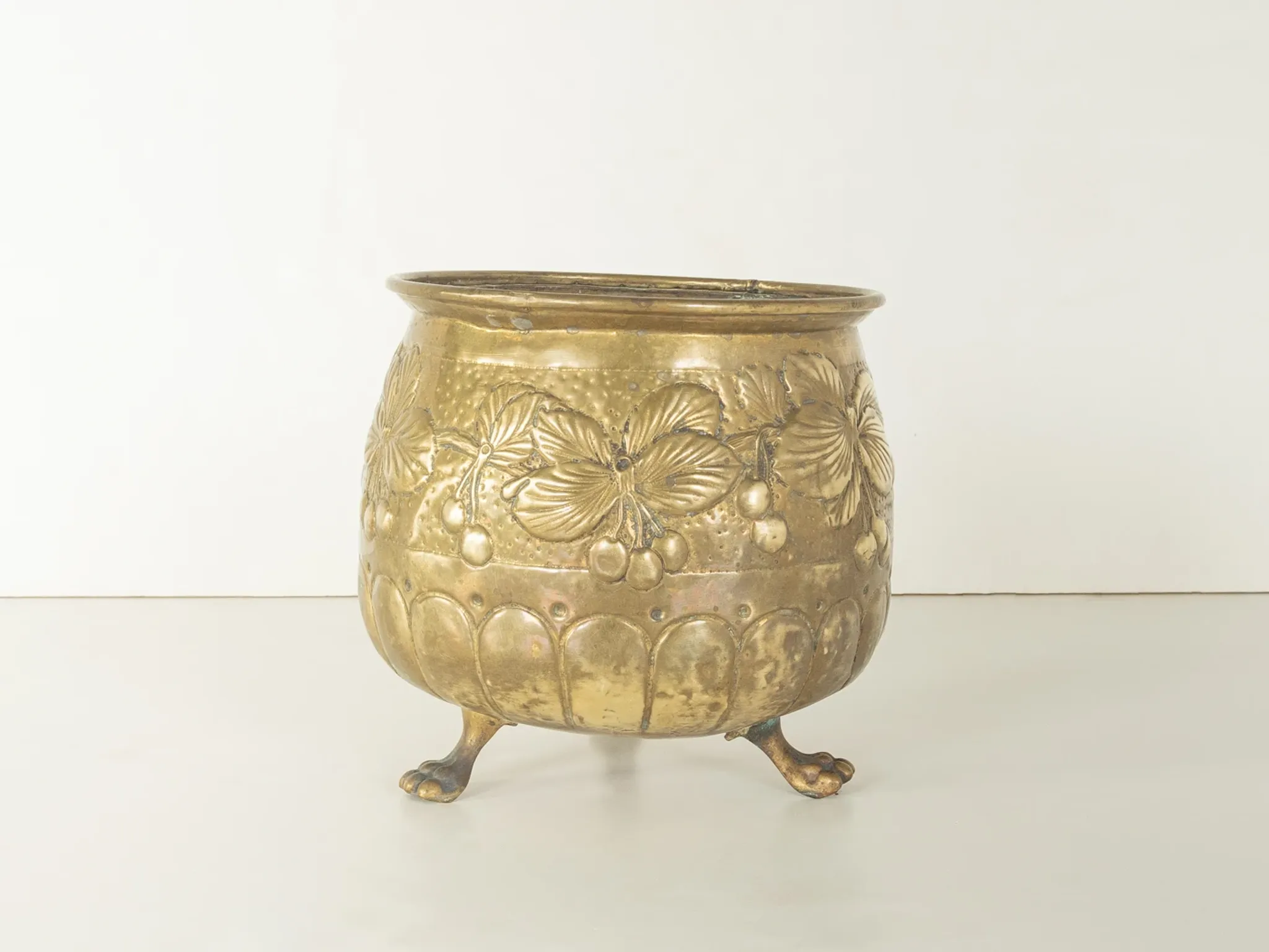 Victorian vessel with relief, around 1860