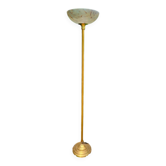 Lampadaire doré avec abat-jour en verre opalin