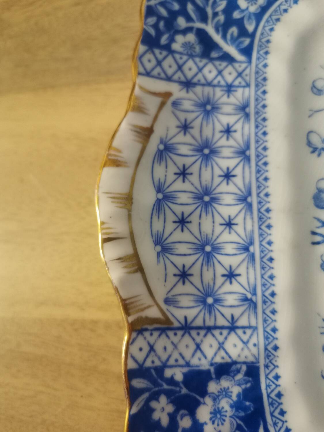 Plate with phosphatic porcelain decoration