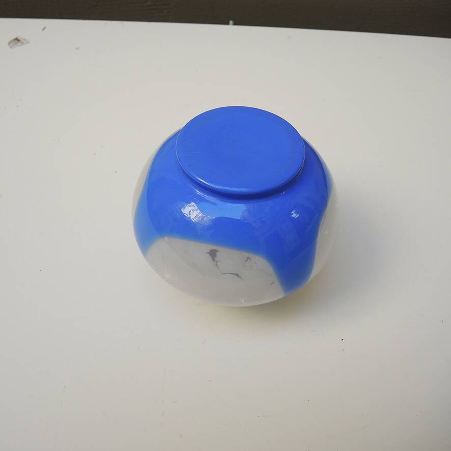 Ancien vase boule en verre blanc et bleu