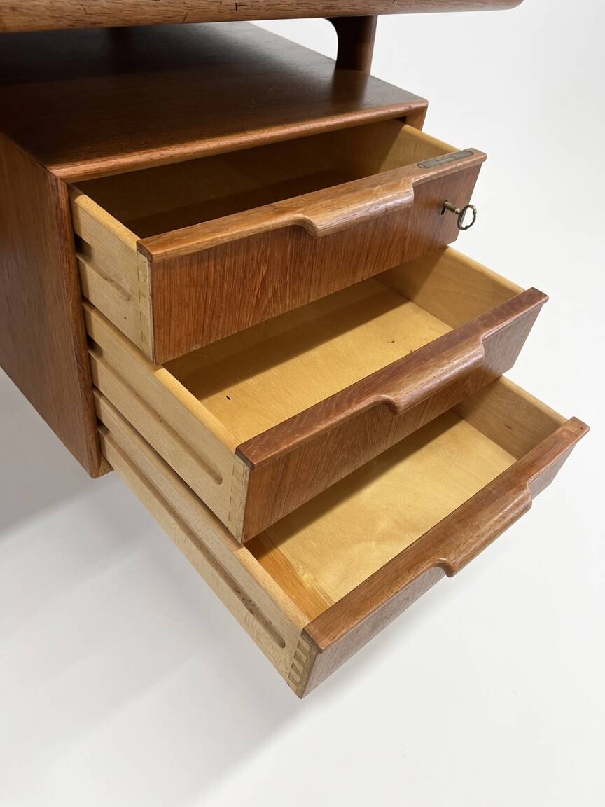 Bureau en teck modèle 75 par Gunni Omann, années 1960.
