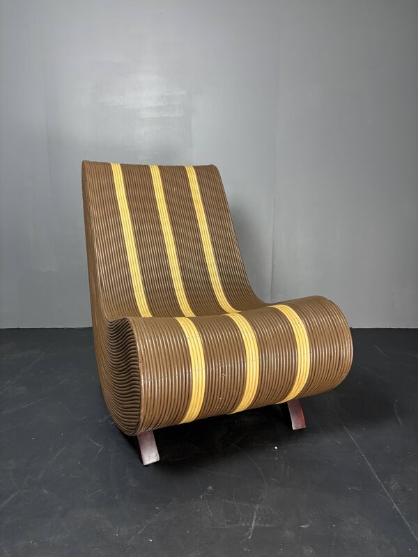Chaise longue basse en rotin, bambou, avec des courbes et des vagues, des années 1970.