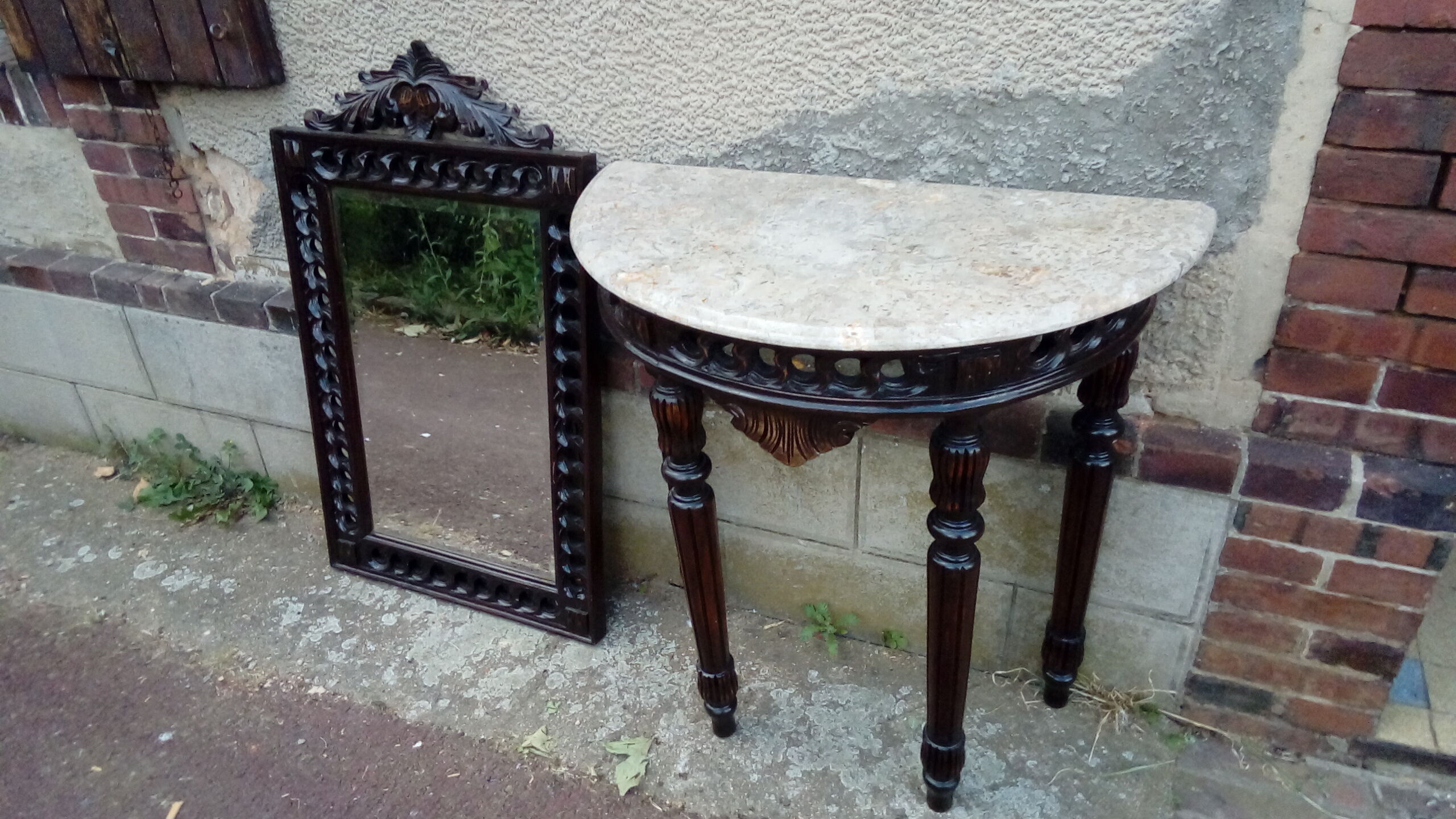 Console a half moon with its mirror