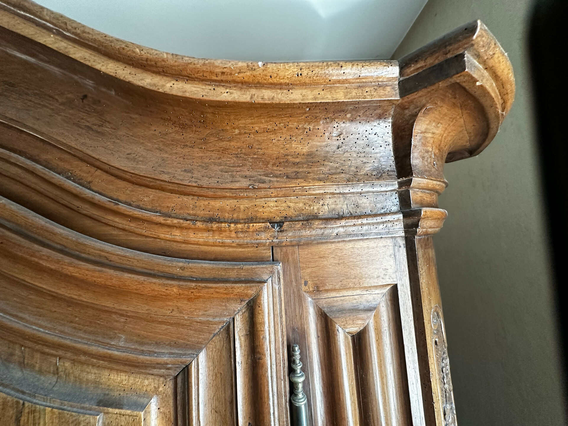 Large Alsatian Louis XV wardrobe in solid walnut – 18th century