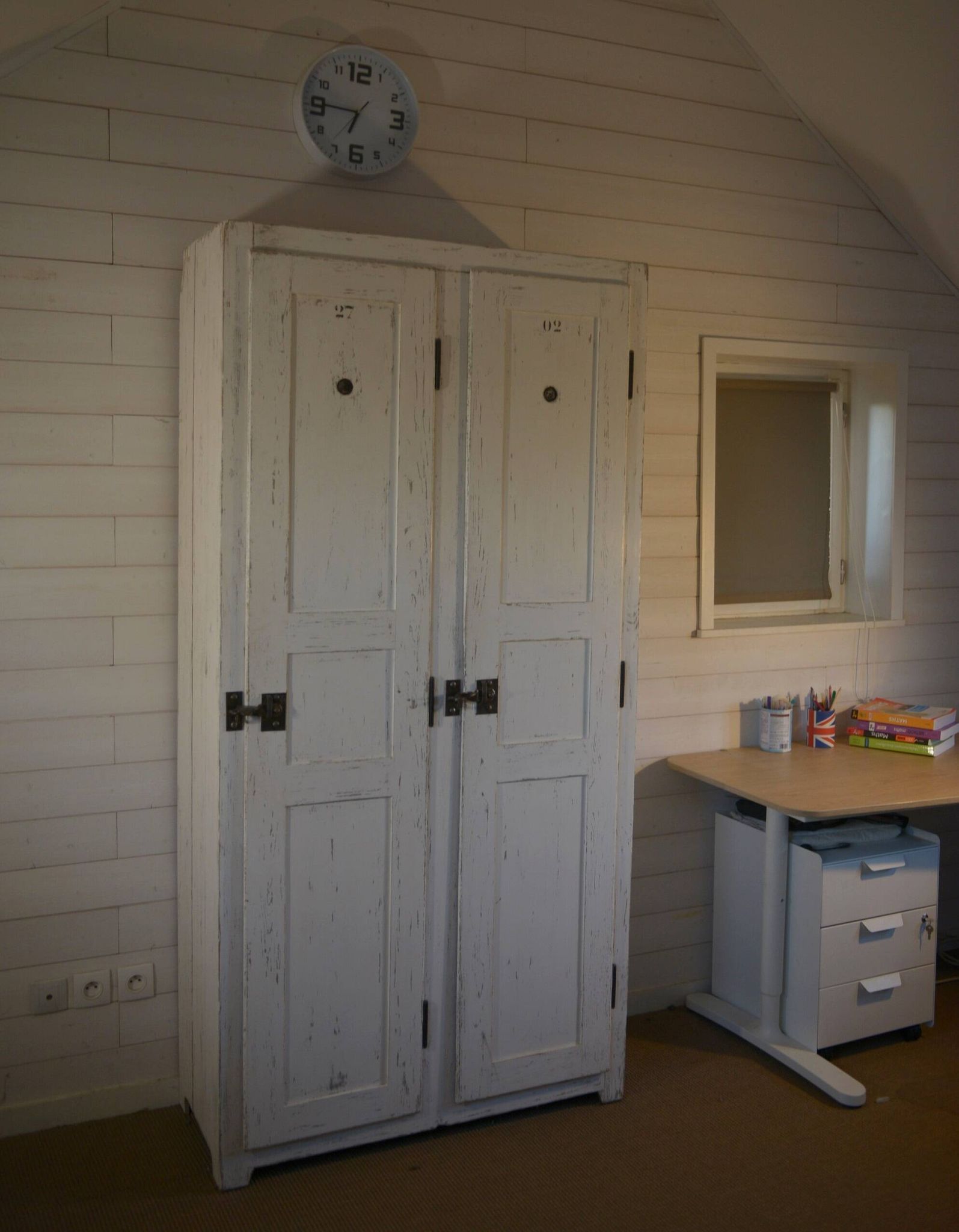 Armoire blanche en bois