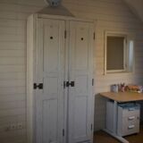 Armoire blanche en bois
