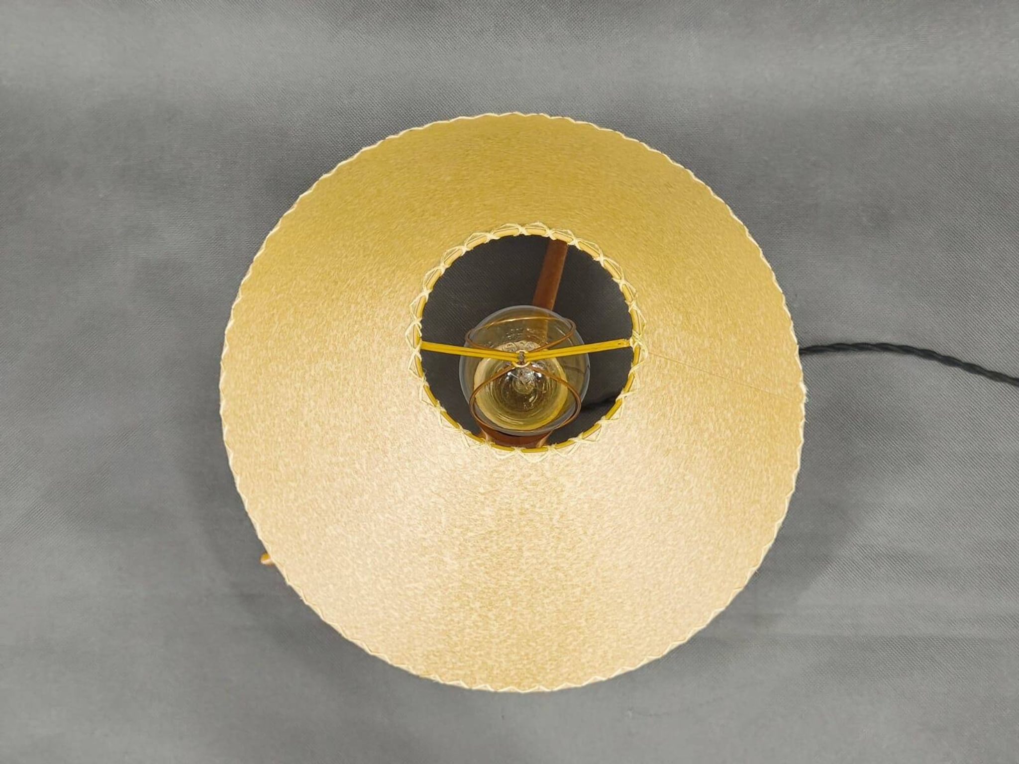 Lampe de table en érable des années 60, base trépied style ULUV.