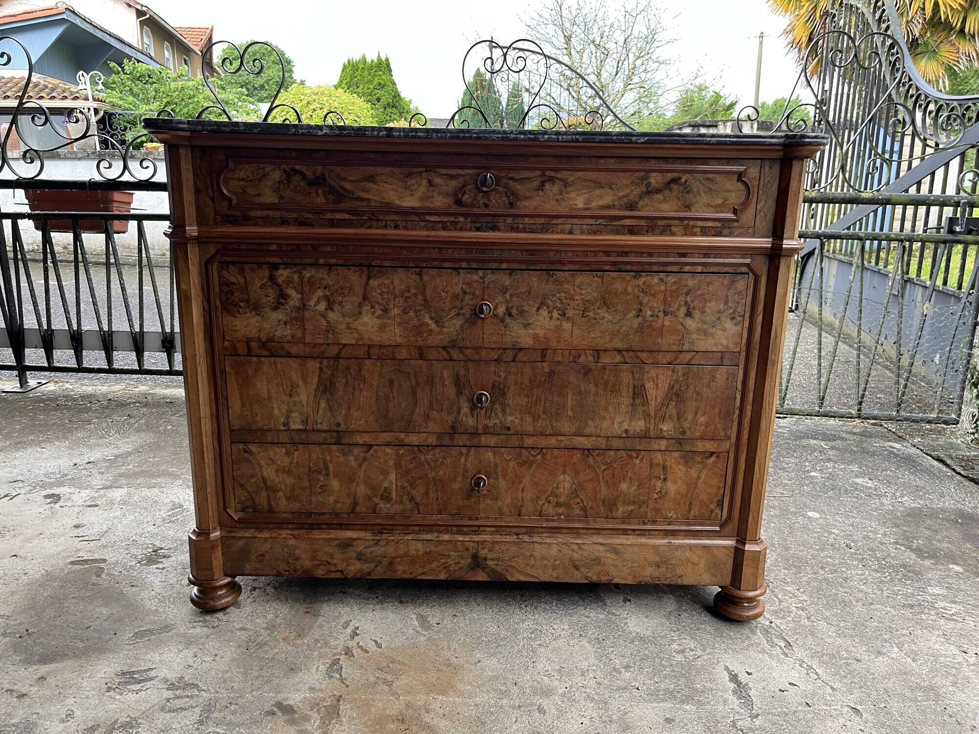 Antique Louis-Philippe elm burl chest of drawers, four drawers