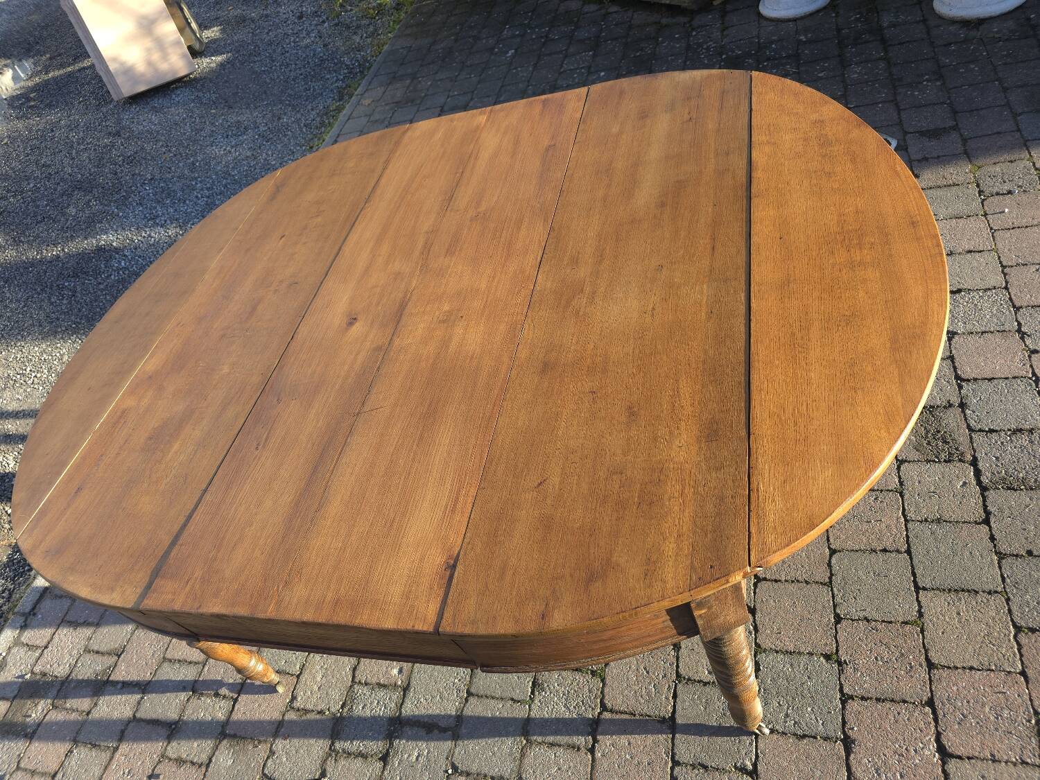 12-foot round oak table with 7 extensions / 20 people