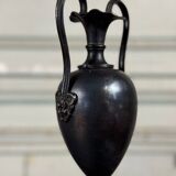 Paire de vases en bronze patine noire, XIXème siècle
