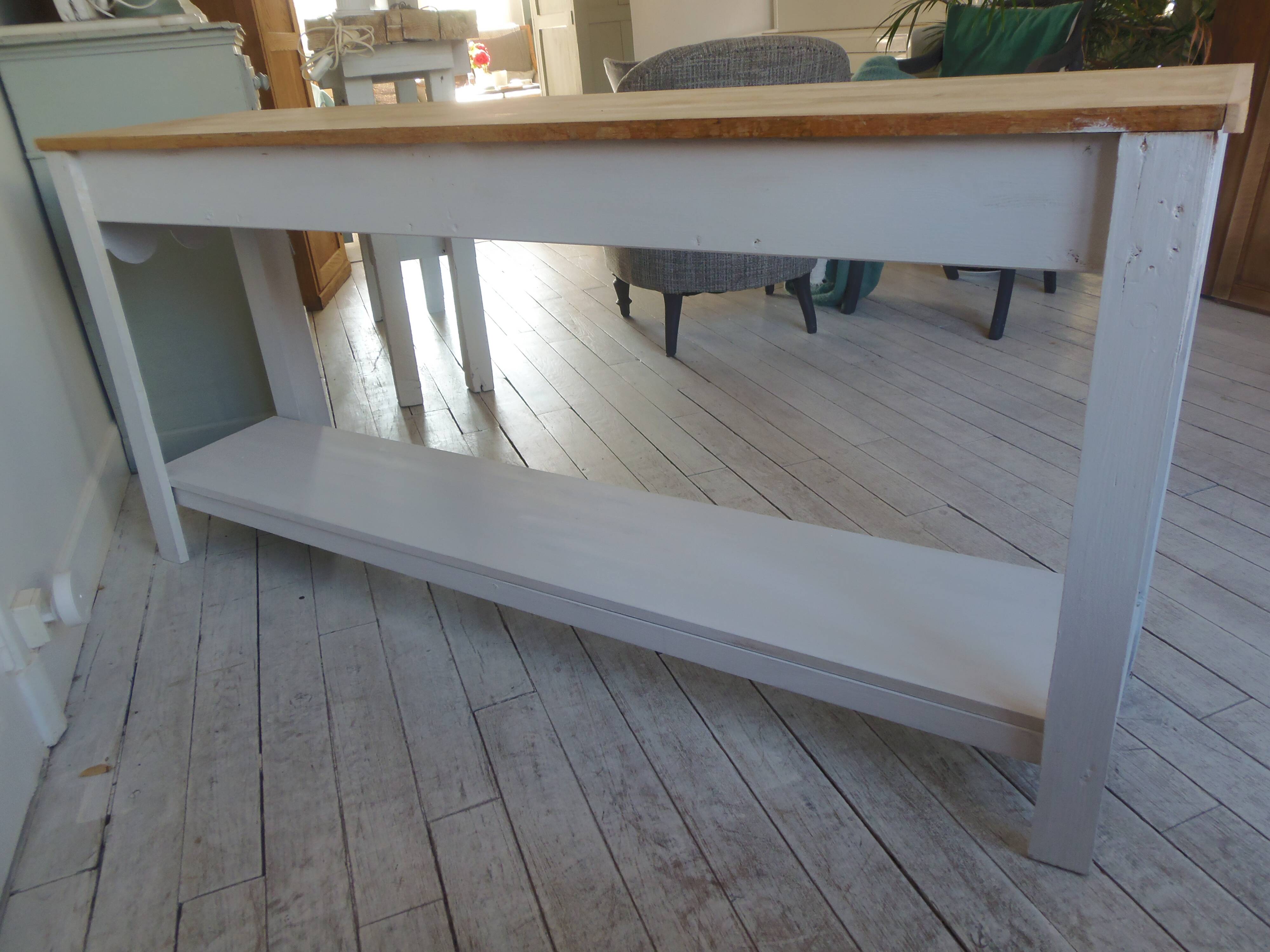 Console au piètement patiné gris perle, plateau chêne.