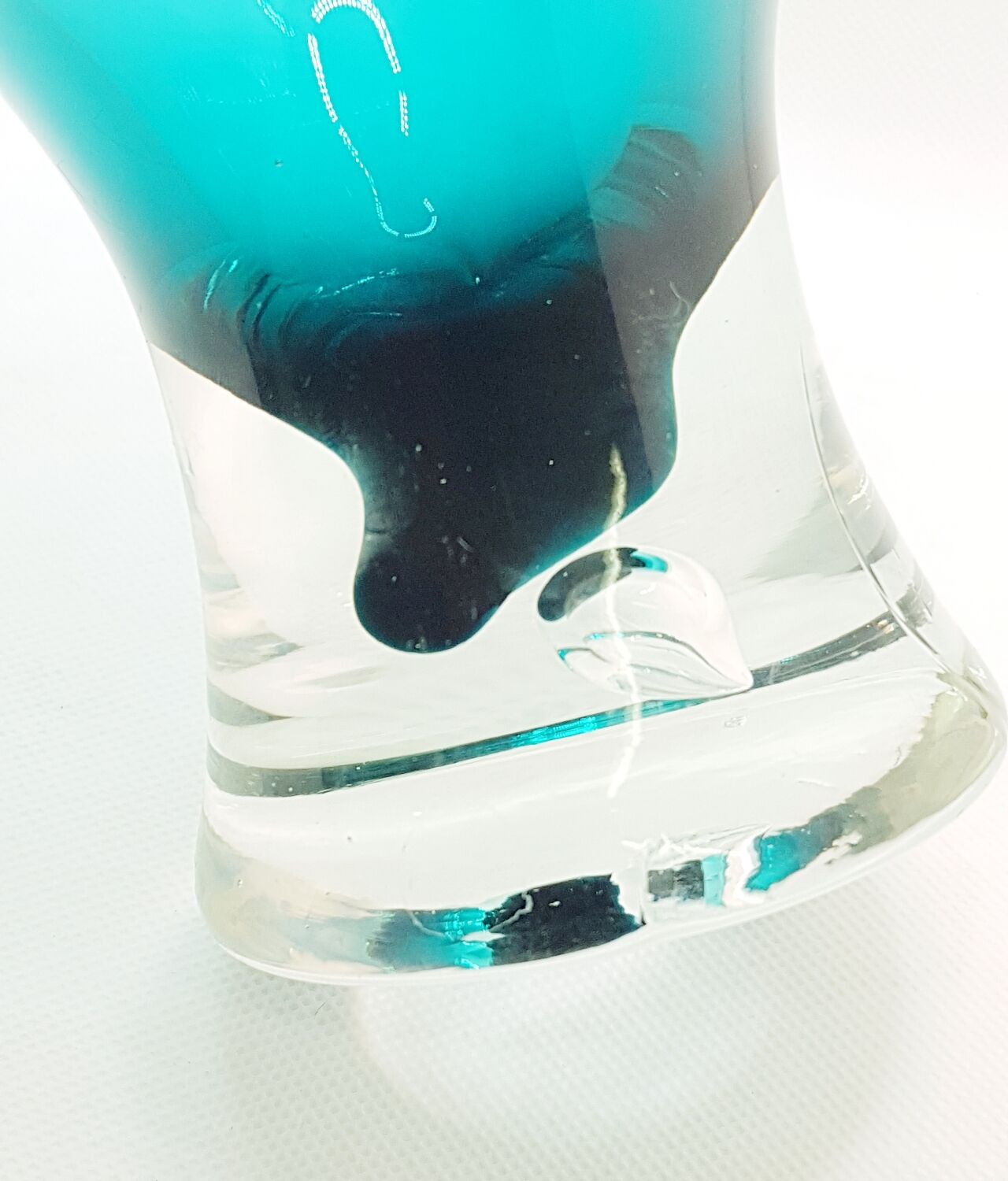 Grand vase sur pied en verre sarcelle.