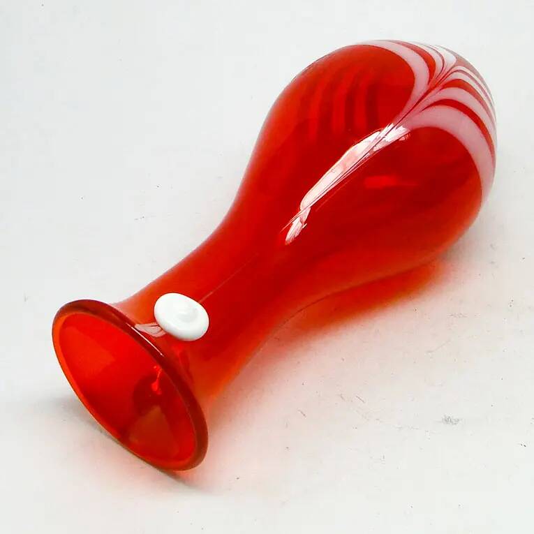 Vase avec œillet, moderne du milieu du siècle, en verre rouge, conçu par L. Fiedorowicz, Pologne, années 1970.