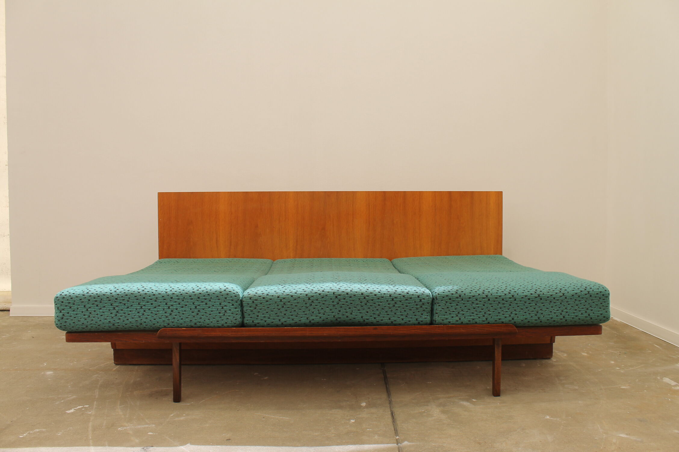 Mid century sofabed in walnut by jindrich halabala for up zavody, 1950´s