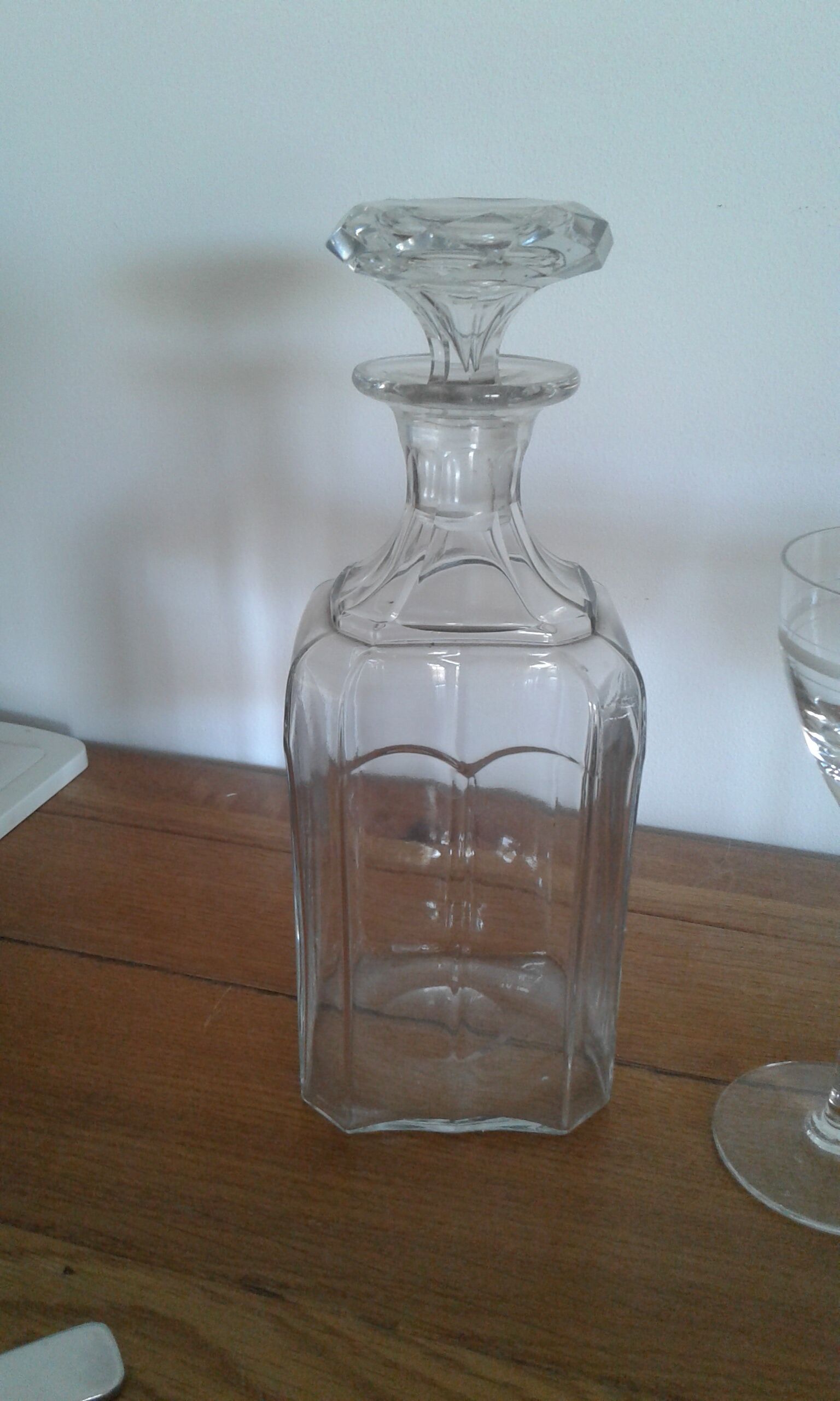 Carafe and its 4 glasses on foot