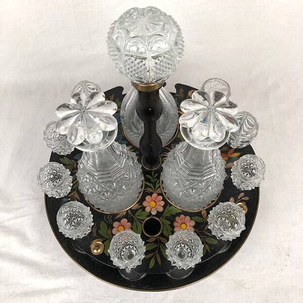 Cabaret à liqueur en tôle peinte XIXe, carafes et verres attribués à la cristallerie du Creusot