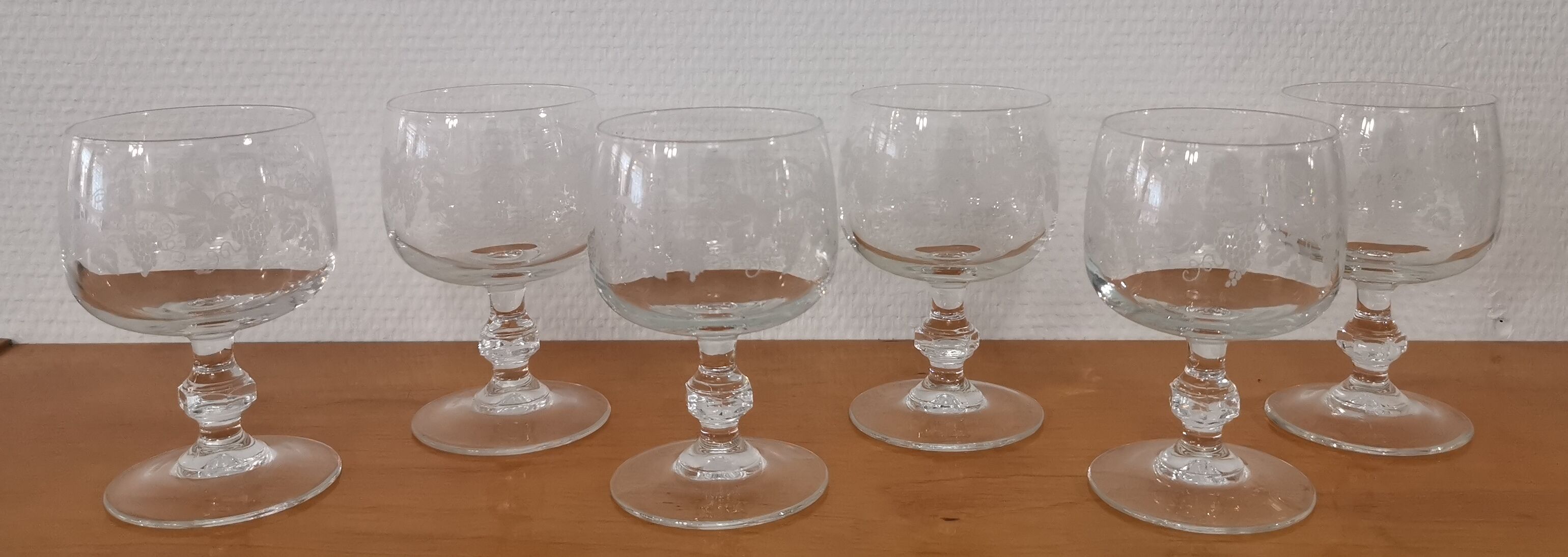 Set of 6 water glasses on feet, grape decoration and Luminarc vine shoot