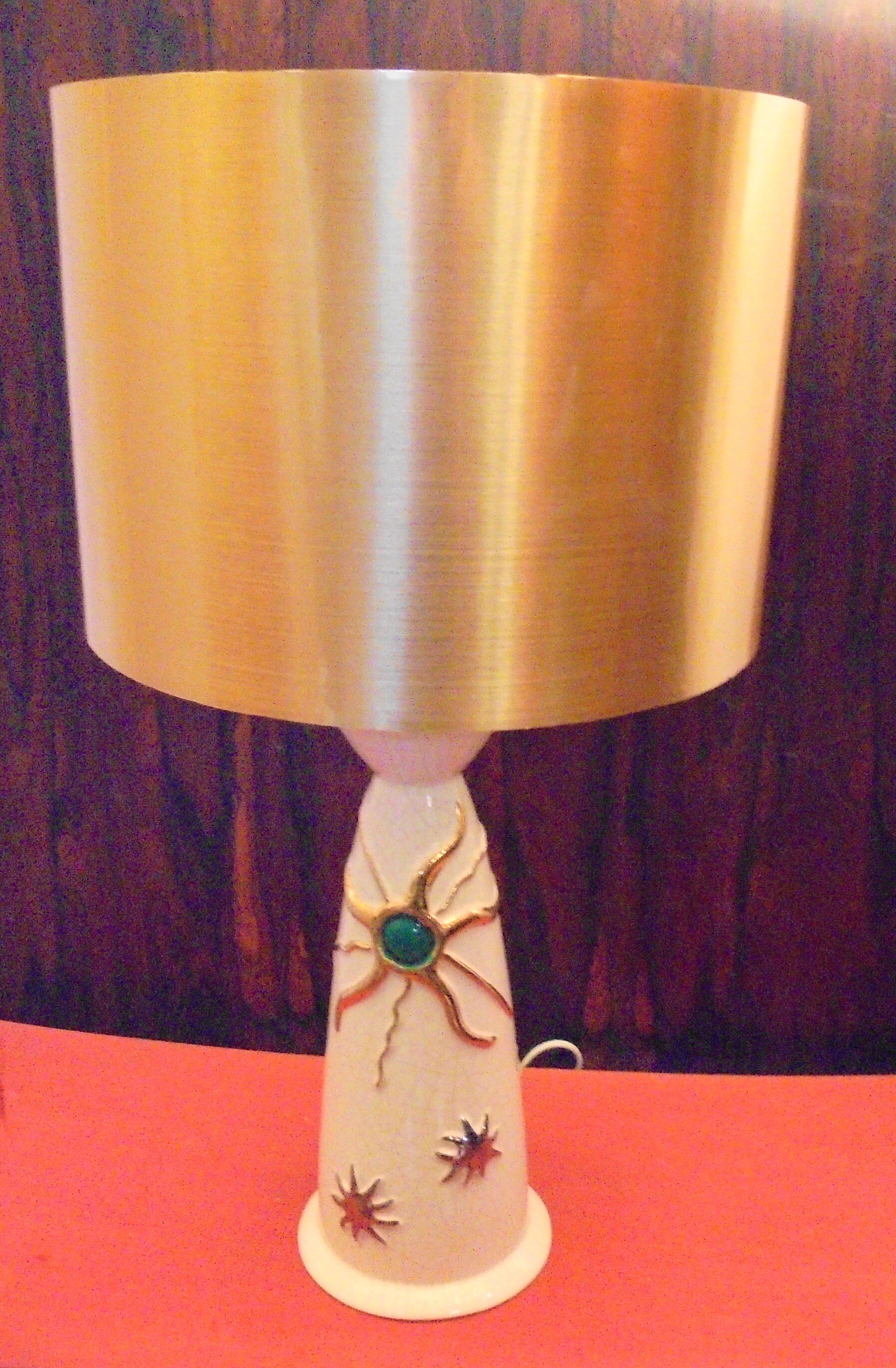 Longwy-designed lamp pose