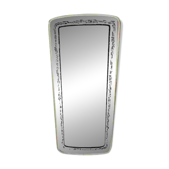 Rearview mirror and screen-printed with gold outline and black edging