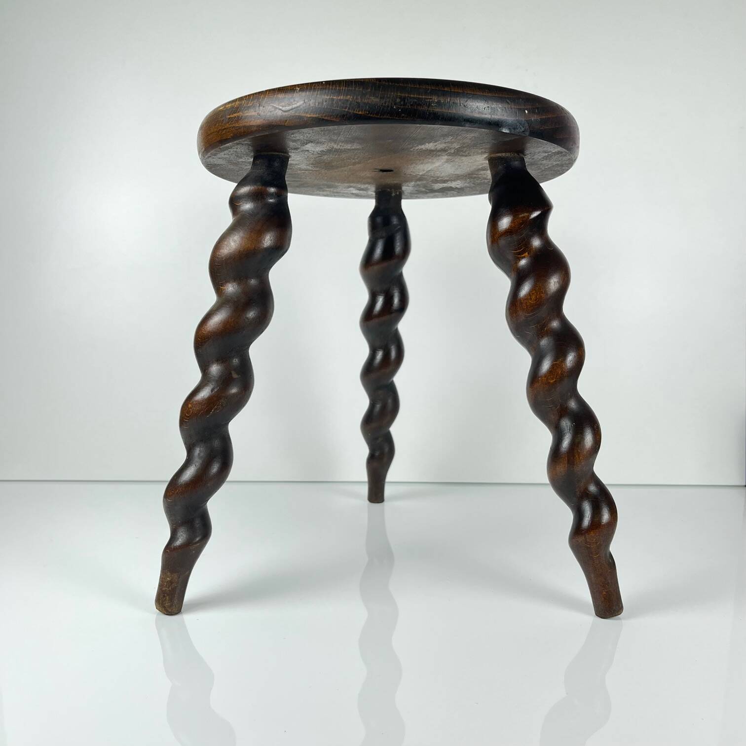 Tabouret ancien en bois massif à pieds torsadés, début XXe