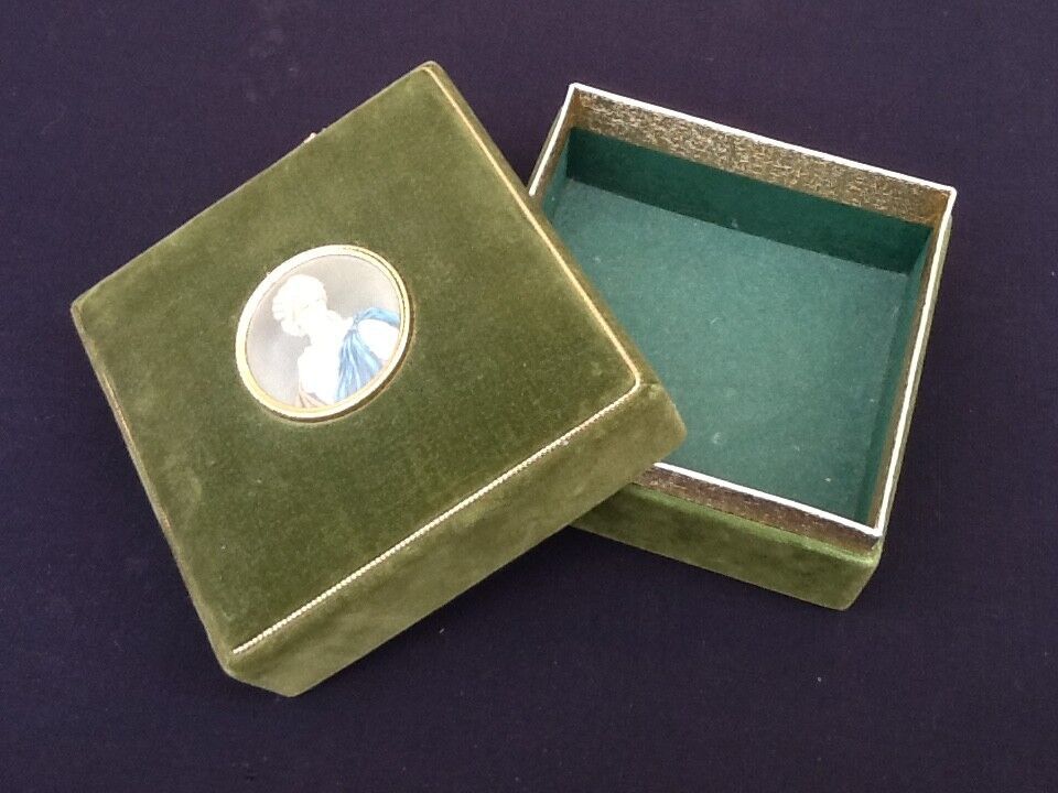 Box covered in velvet Linetti Profuni-Venezia medallion representing Madame La Marquise de Pompad