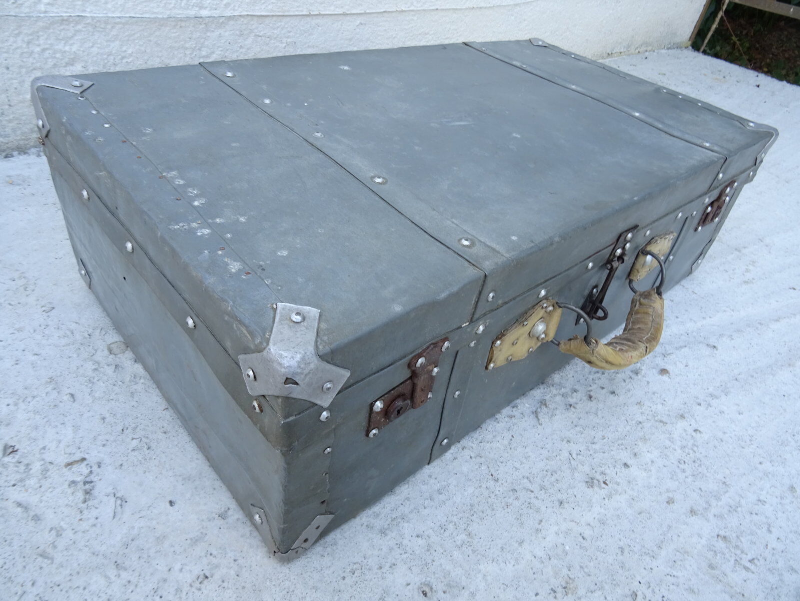 Zinc-covered trunk