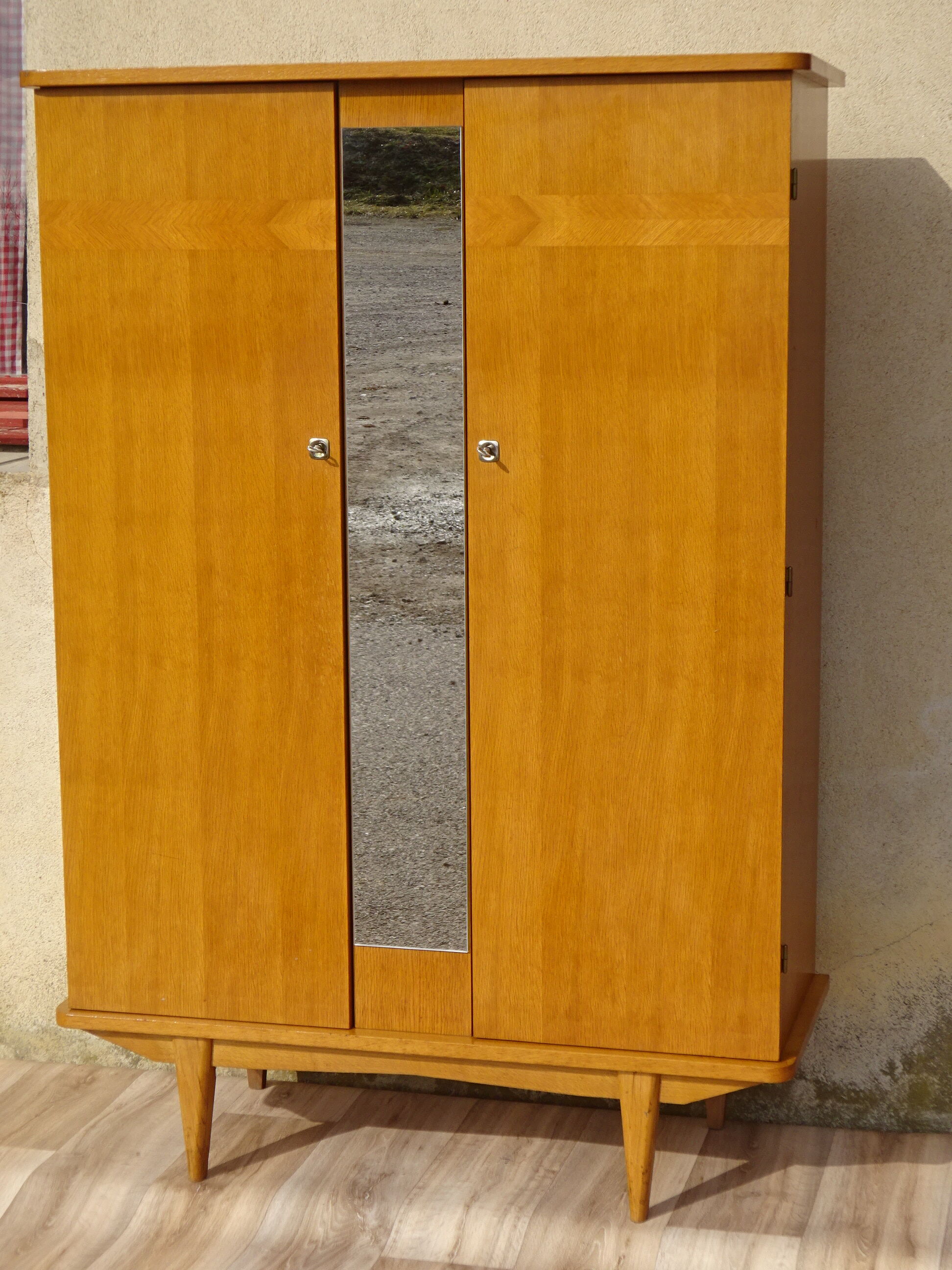 Armoire vintage, pieds compas