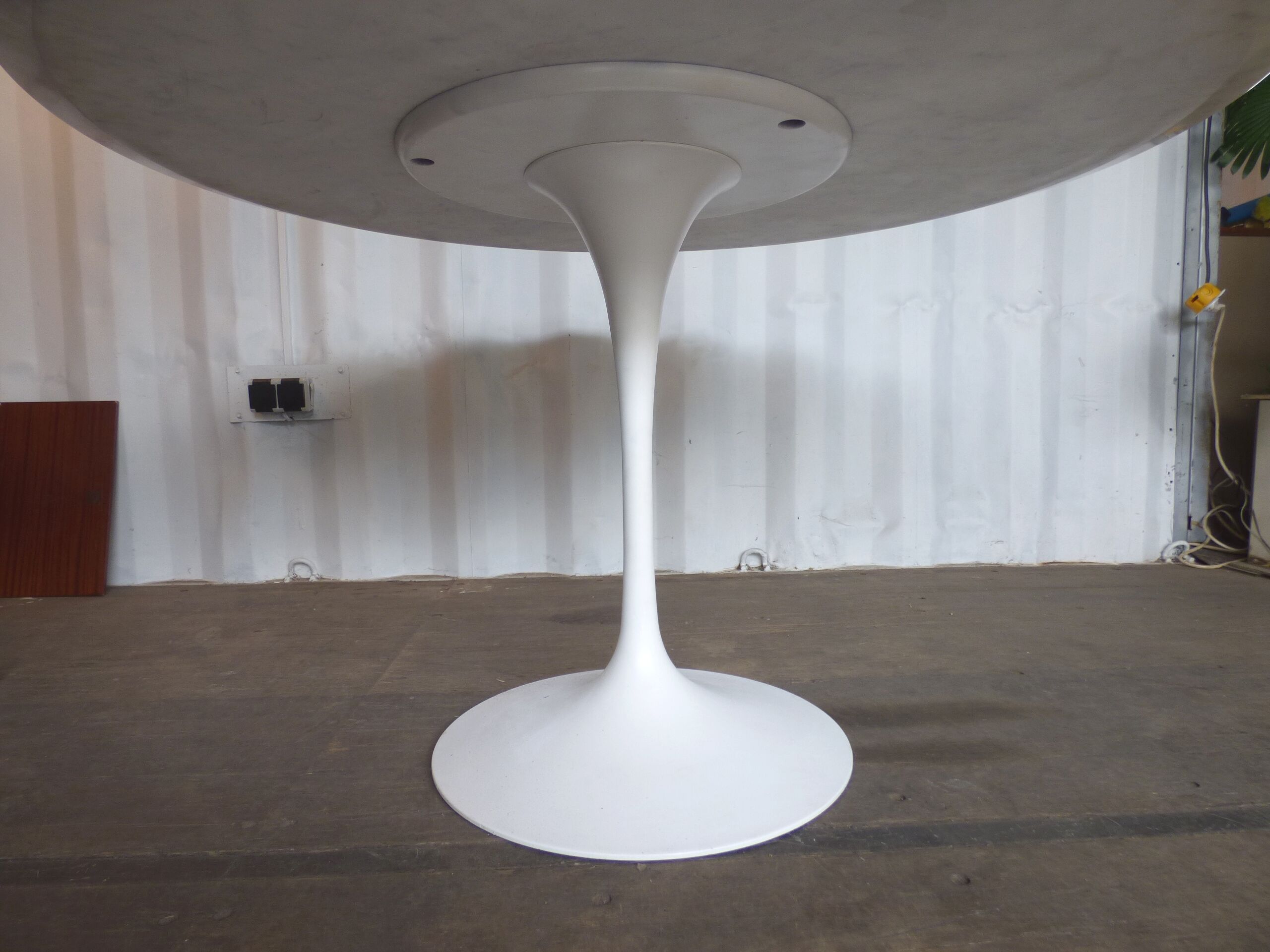 Marble table Knoll by Eero Saarinen
