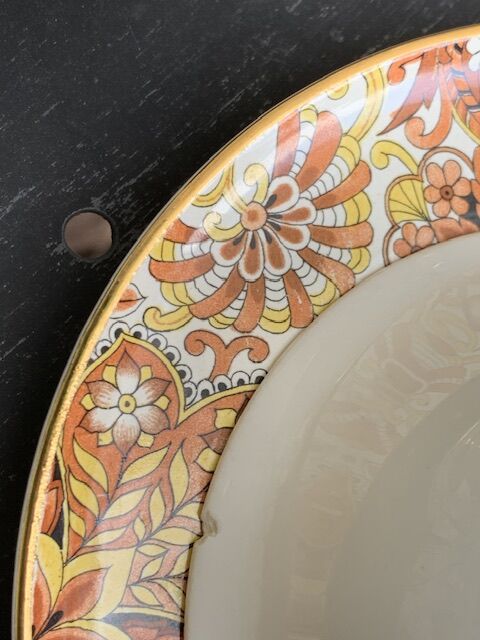 Coffee or tea service consists of 4 cups and 4 saucers in porcelain and vintage golden handles