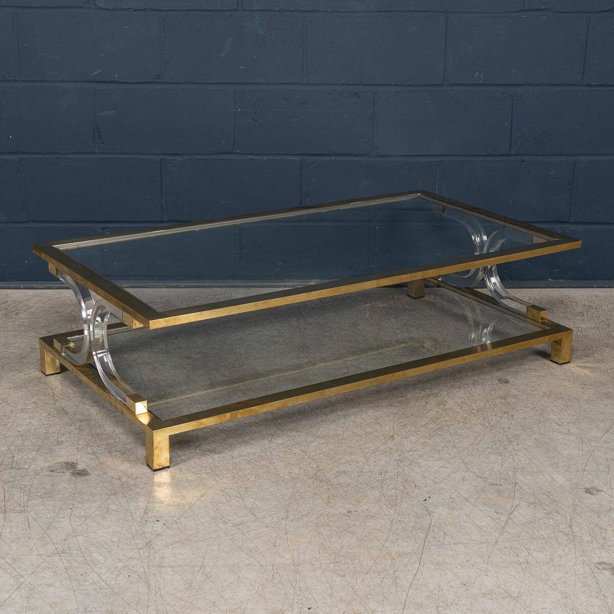 Table basse en verre, laiton et Perspex de style Hollywood Regency italien des années 1980.