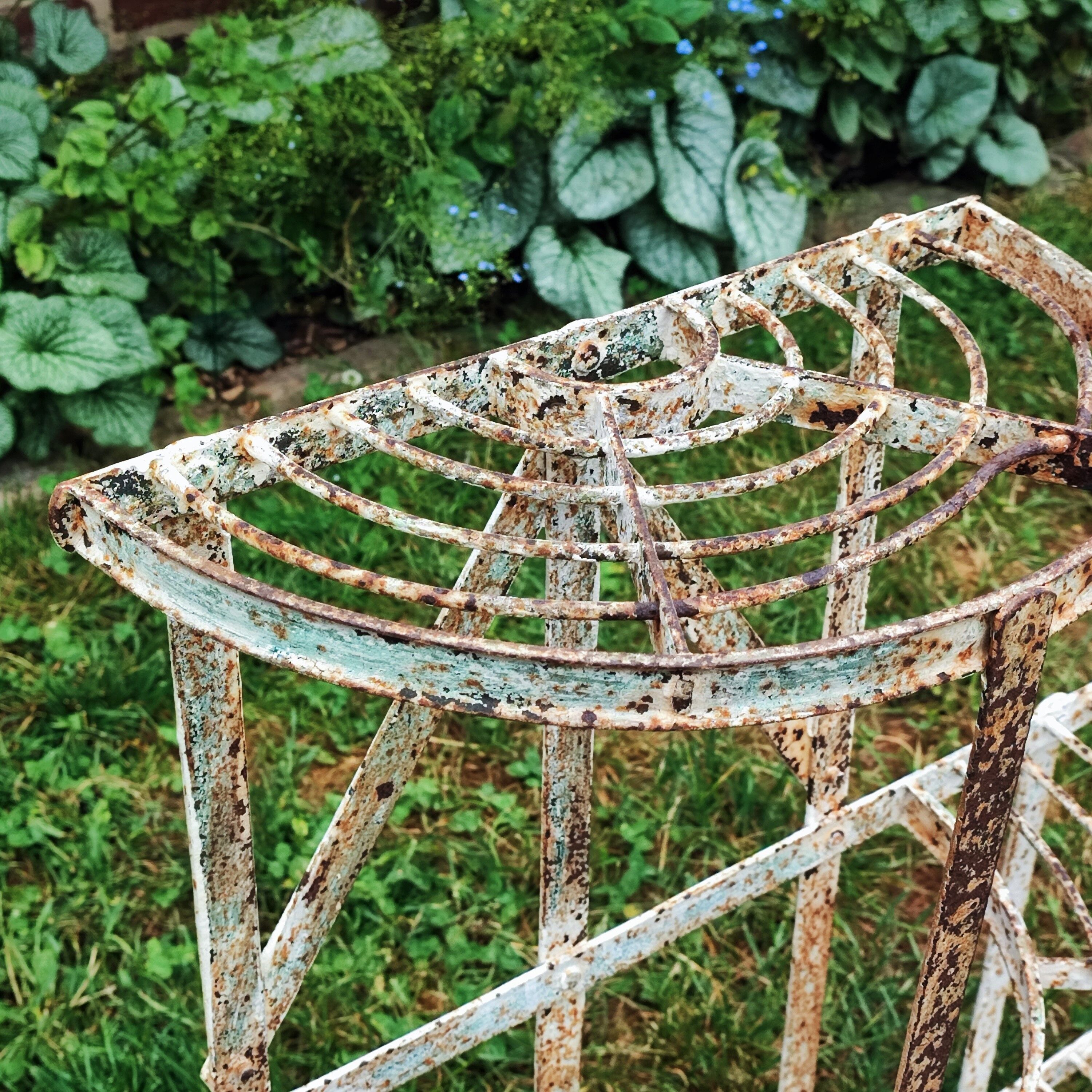 Half-moon plant holder