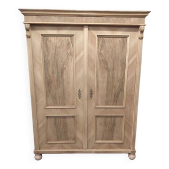 Armoire éclectique en noyer