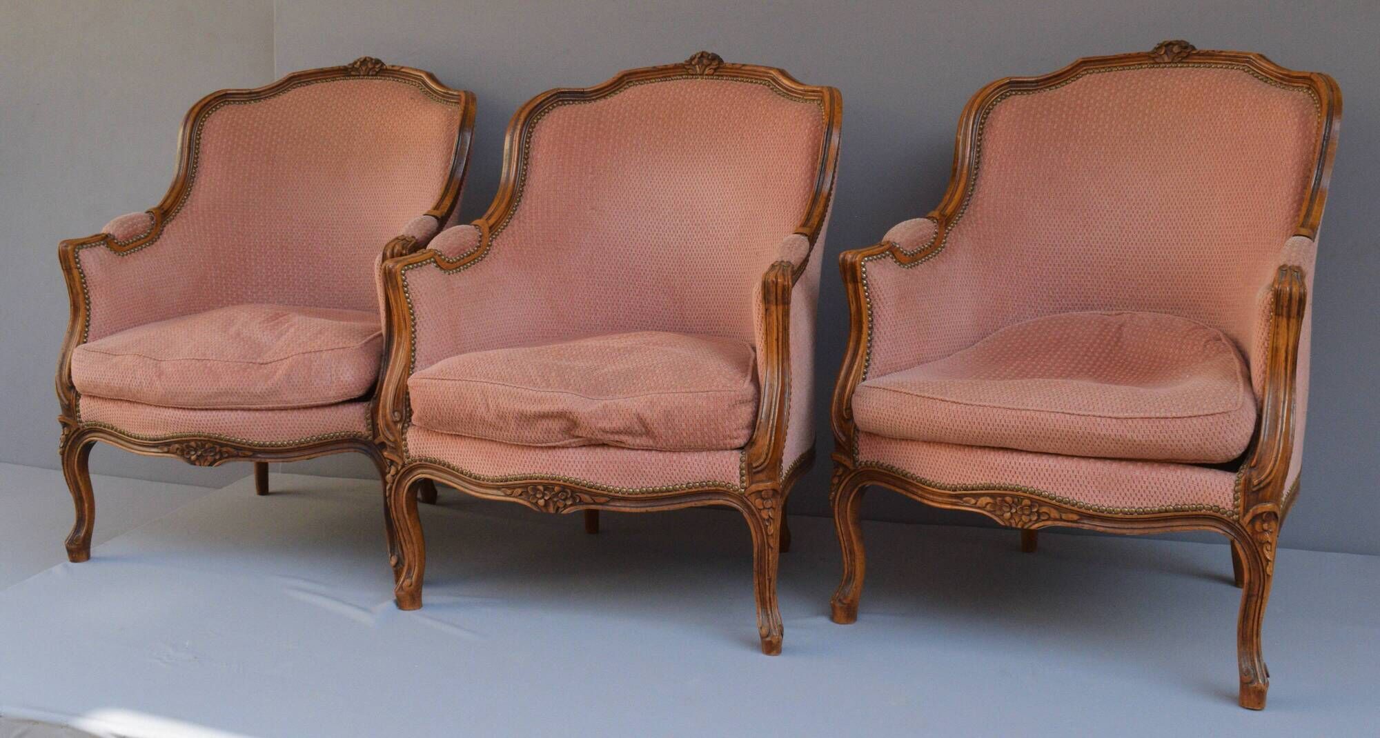 Ensemble de 3 larges bergères de style Louis XV en bois naturel