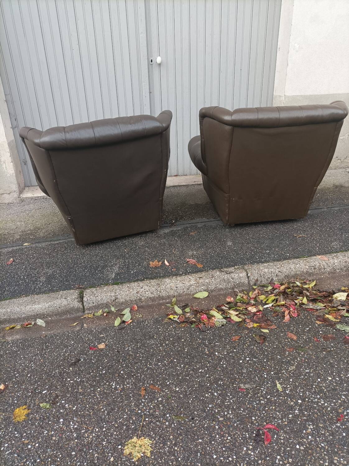 Pair of Chesterfield armchairs with footrest
